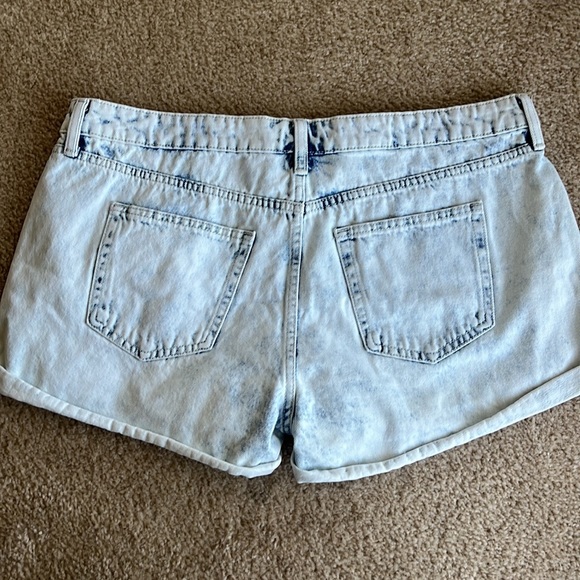 Acid Wash exposed buttons high waist button fly denim shorts. - Picture 4 of 6